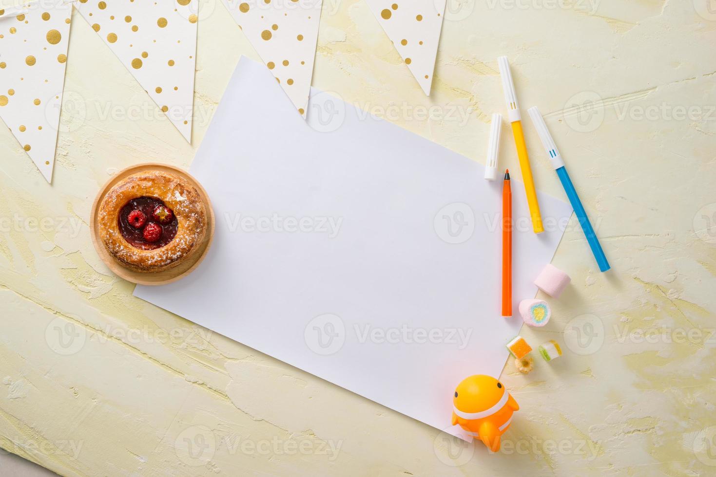 fest förvaltning och organisation begrepp med sötsaker, konfetti och tom sidor. kreativ firande platt lägga med kopia Plats. foto
