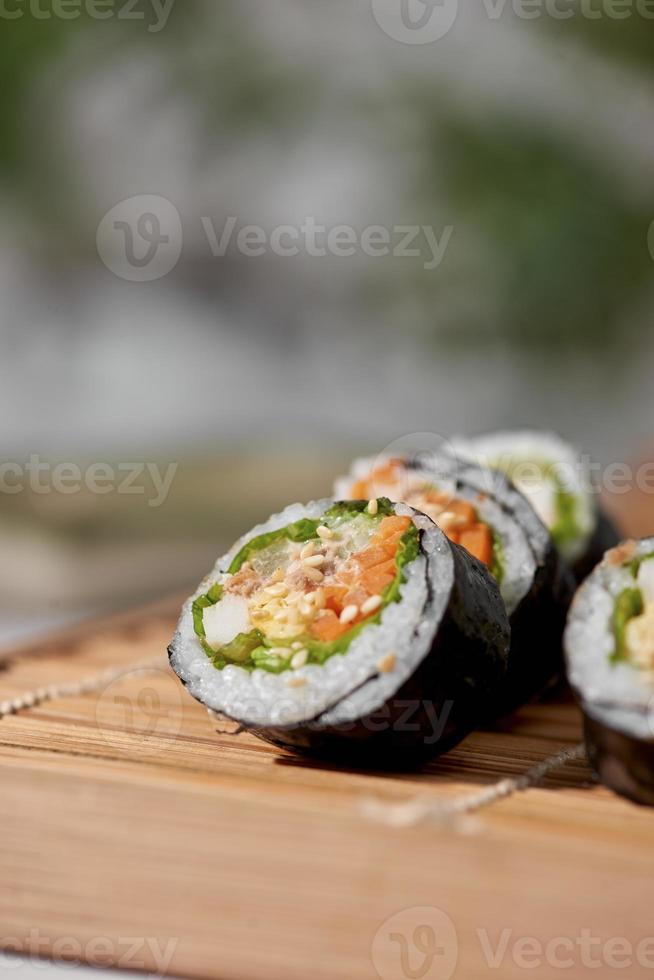 koreanska rulla gimbap tillverkad från ångad vit ris och olika Övrig Ingredienser foto