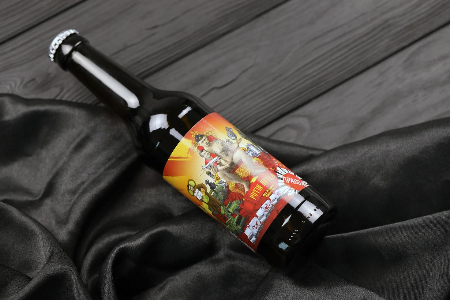 kharkiv, ukraina - november 3, 2021 en flaska av öl terar ryska president Vladimir putin är kallad putin huilo bokstavligen kukhuvud putin bryggt i pravda öl teater i lviv foto