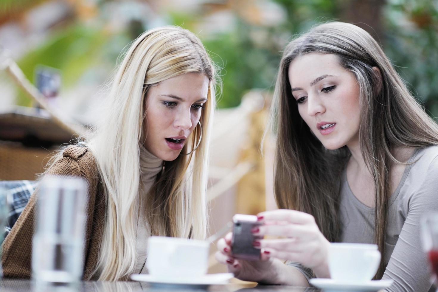 söt leende kvinnor dricka en kaffe foto