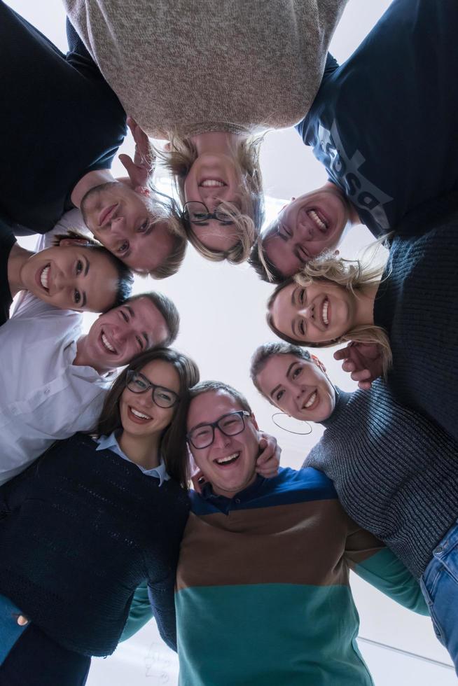 studenter fira framgångsrikt färdiga projekt foto