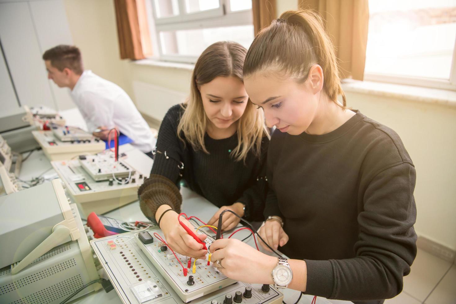 studenter håller på med öva i de elektronisk klassrum foto