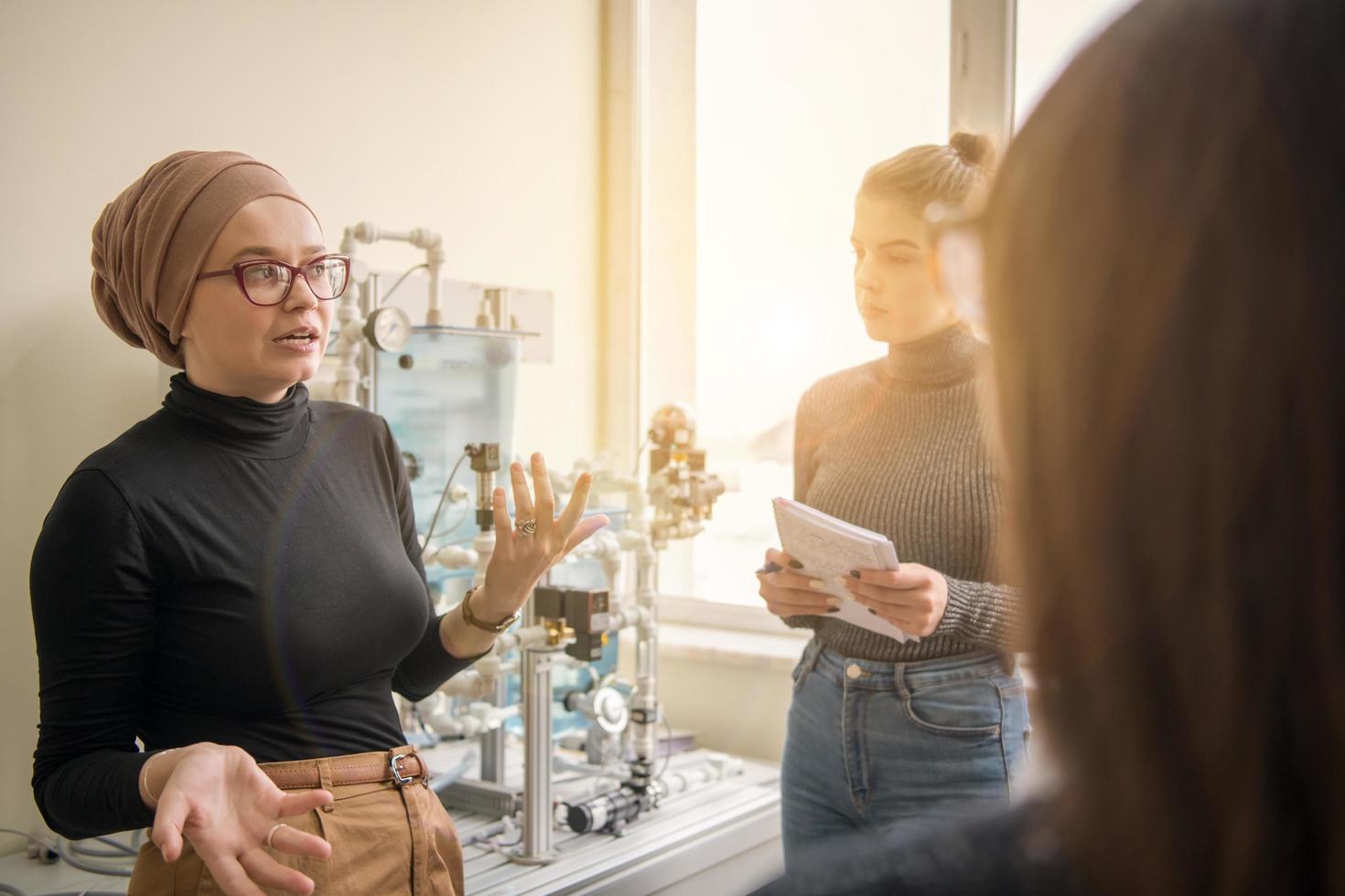 ung studenter håller på med öva i de elektronisk klassrum foto