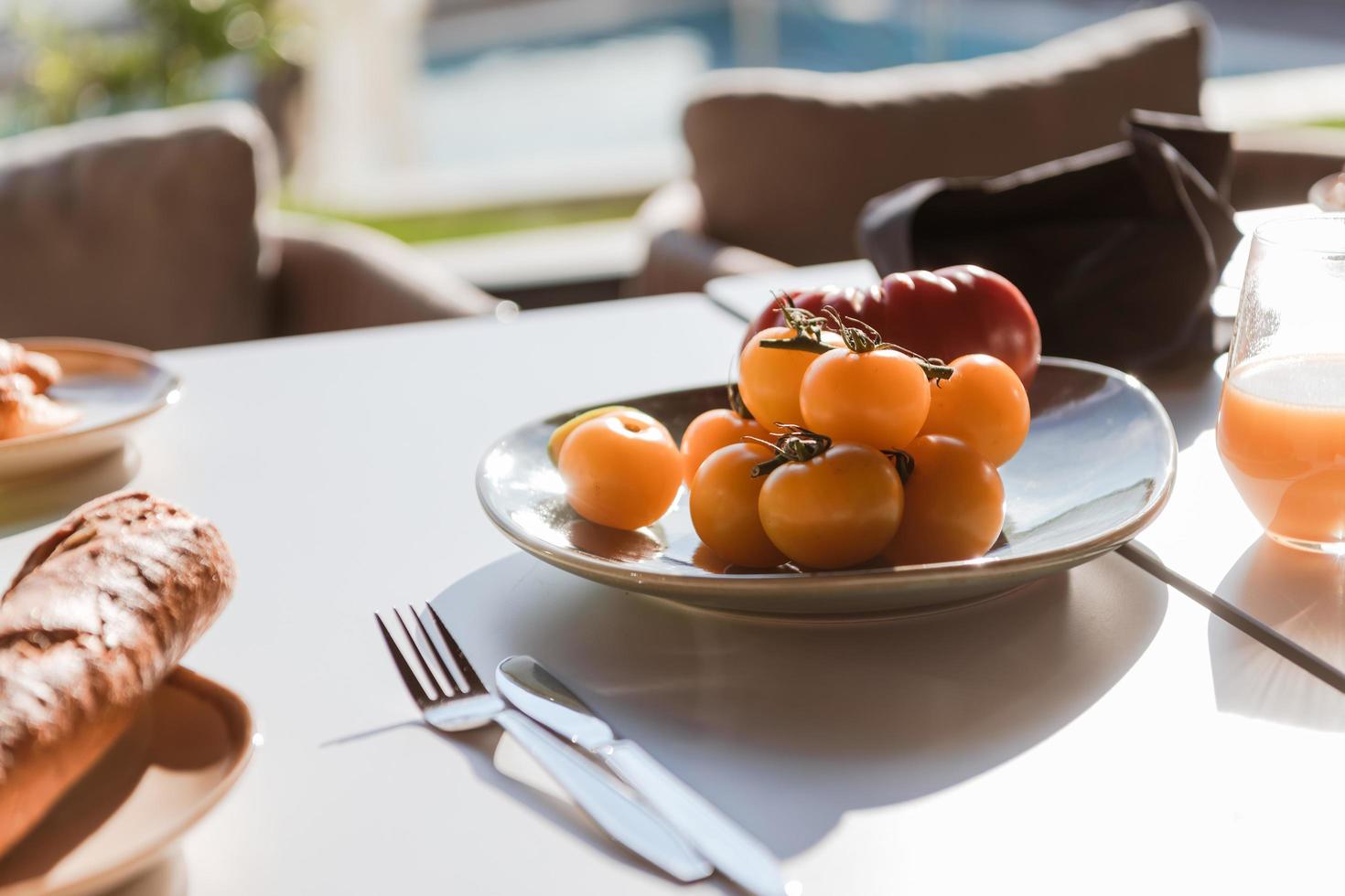 friska frukost eras på trä- tabell i Plats med fönster och naturlig ljus med yoghurt och grön smoothie i glasögon och glas burk, hackad bröd på svart tallrik . foto