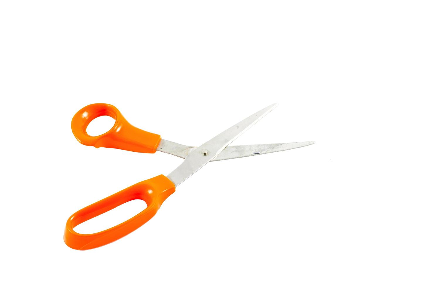 gammal orange scissor isolerat på en vit bakgrund foto
