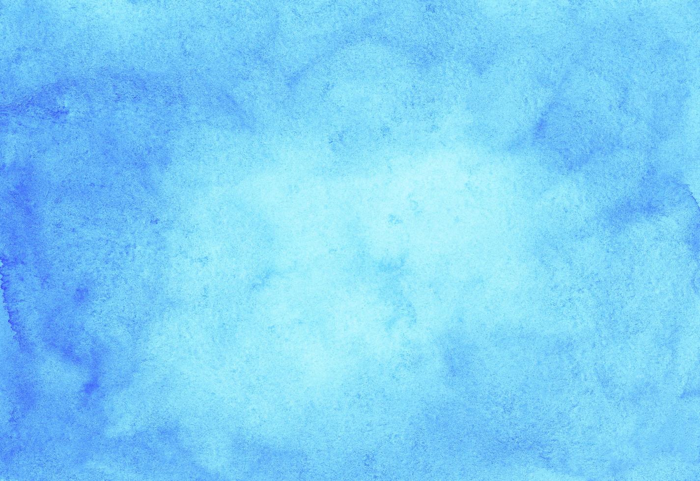 vattenfärg ljus blå bakgrund textur hand målad. vattenfärg himmel blå fläckar på papper. foto