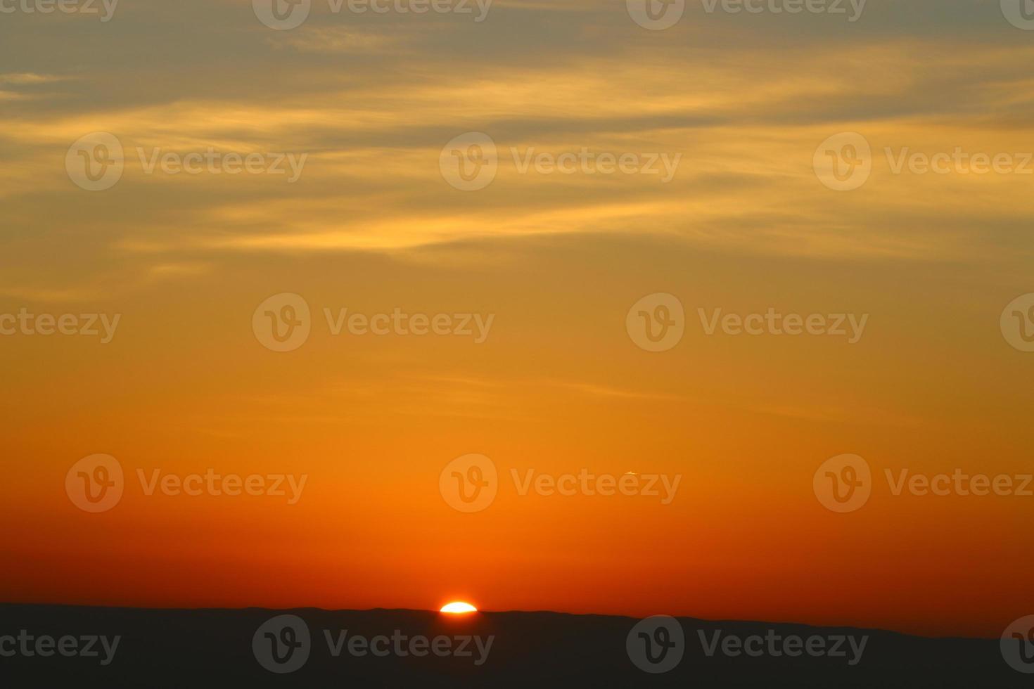 soluppgång på de Strand av de död- hav i israel. de Sol stiger från Bakom de bergen i jordan. foto