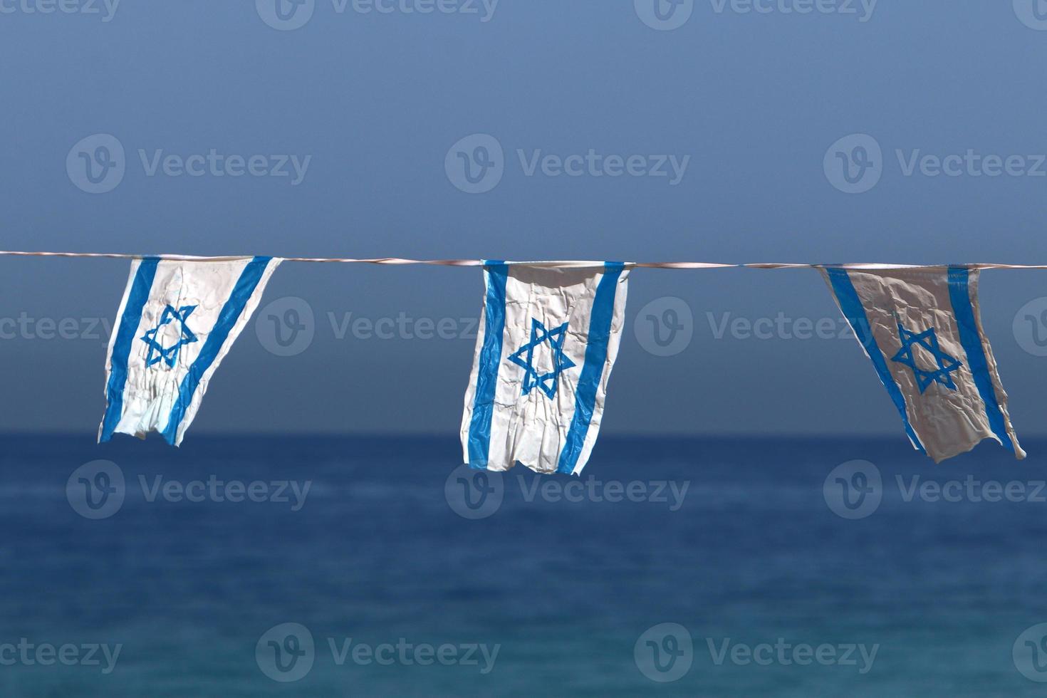 de blå och vit flagga av Israel med de sexuddig stjärna av david. foto