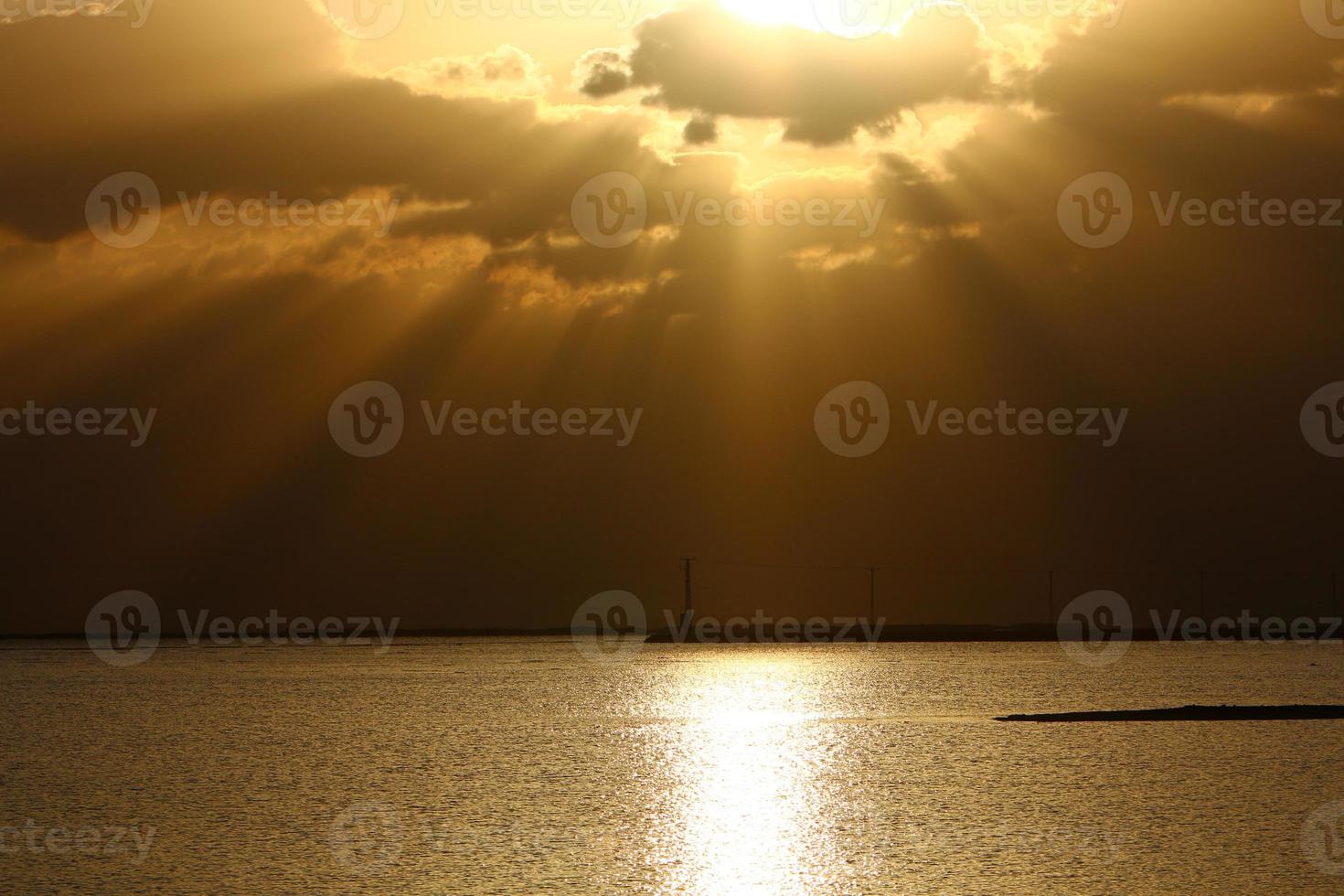 soluppgång på de Strand av de död- hav i israel. de Sol stiger från Bakom de bergen i jordan. foto