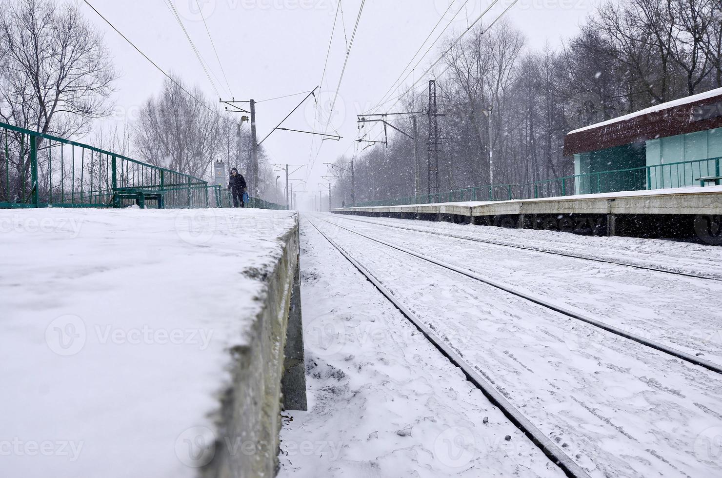 järnväg station i de vinter- snöstorm foto