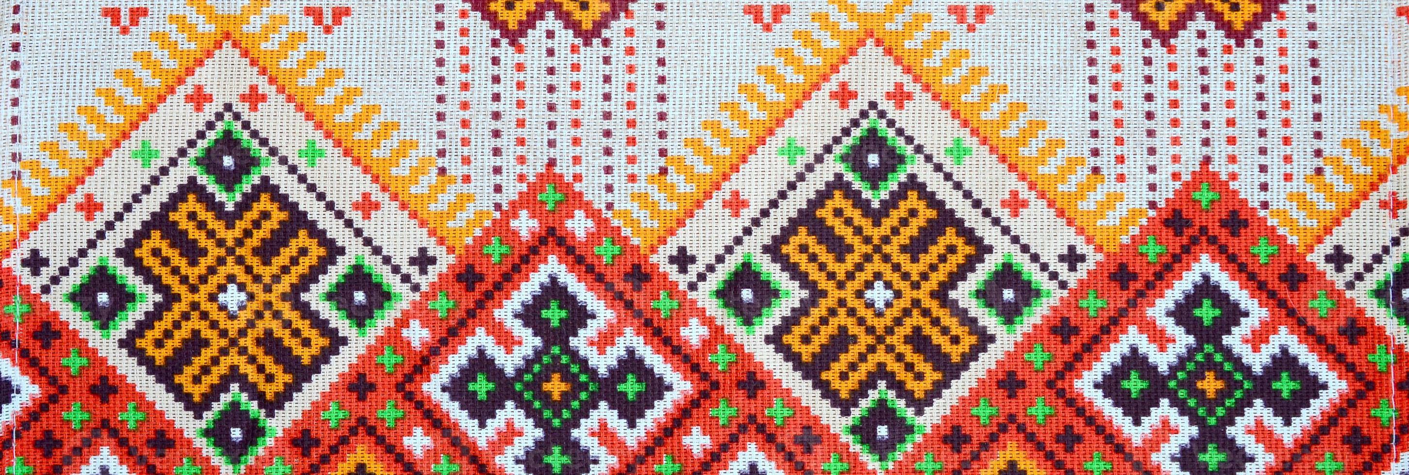 traditionell ukrainska folk konst stickat broderi mönster på textil- tyg foto