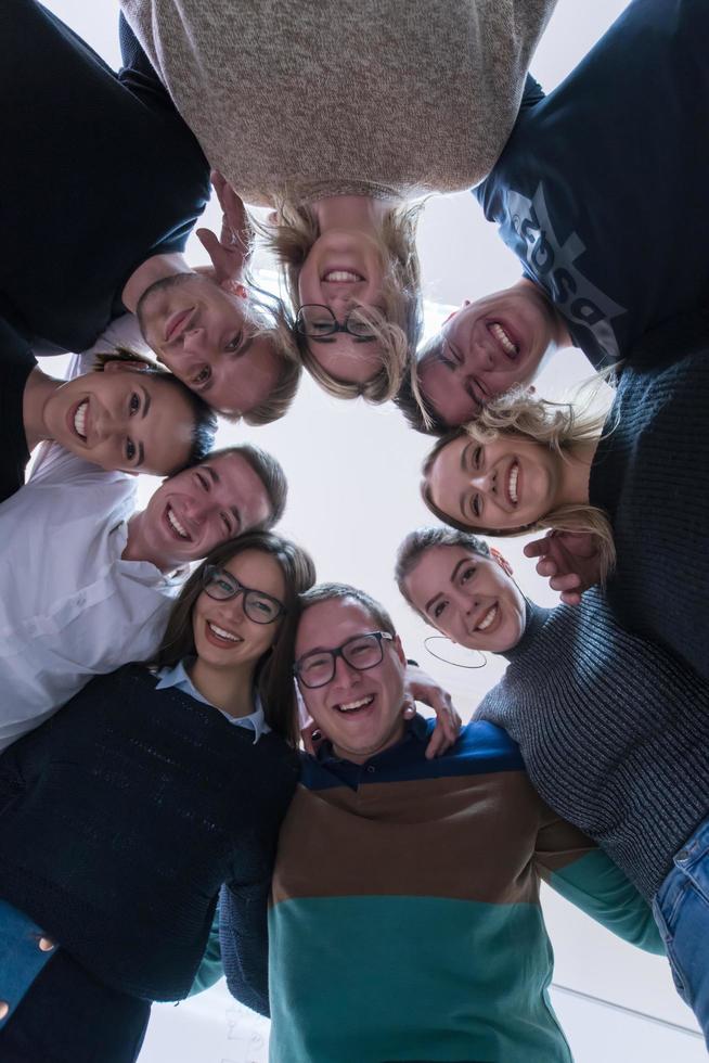 studenter fira framgångsrikt färdiga projekt foto