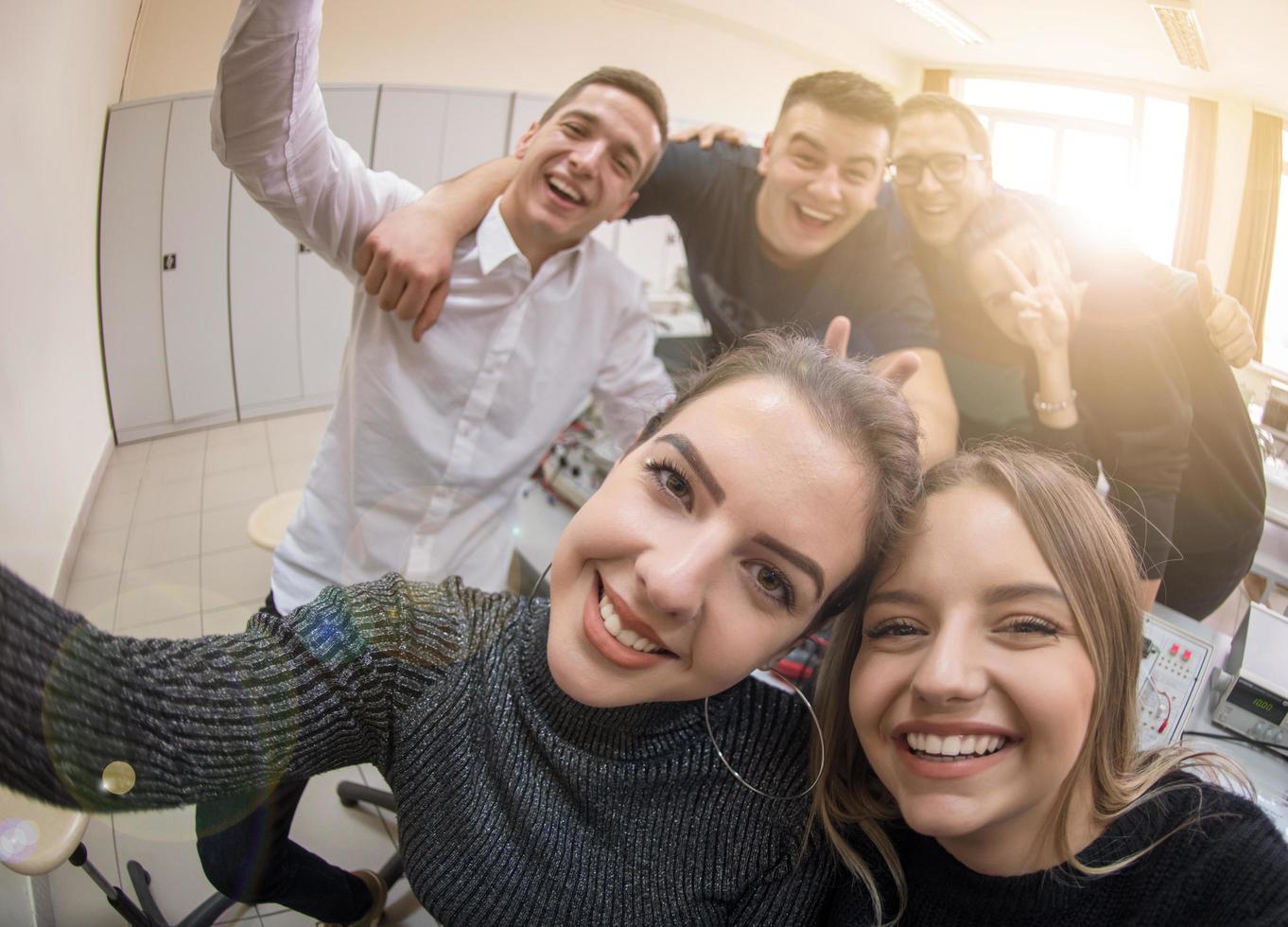 ung Lycklig studenter håller på med selfie bild foto