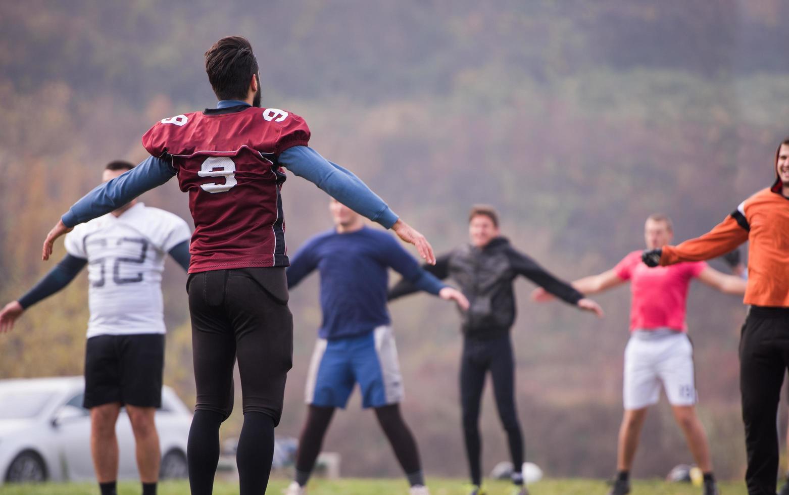 amerikan fotboll spelare stretching och uppvärmningen upp foto