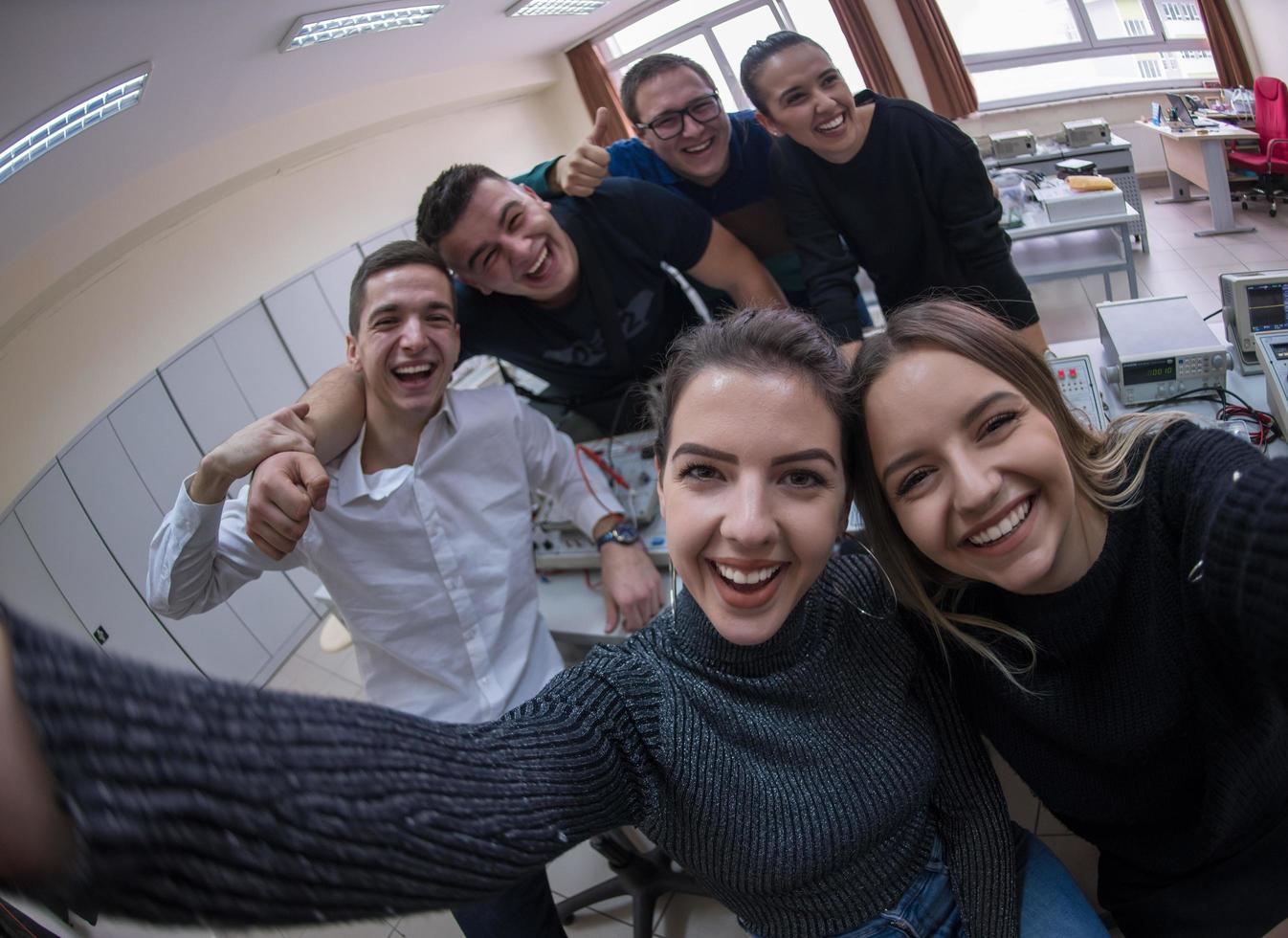 ung Lycklig studenter håller på med selfie bild foto