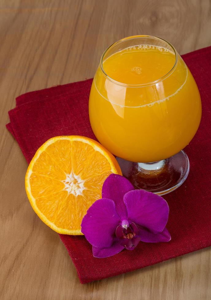 orange juice på trä foto