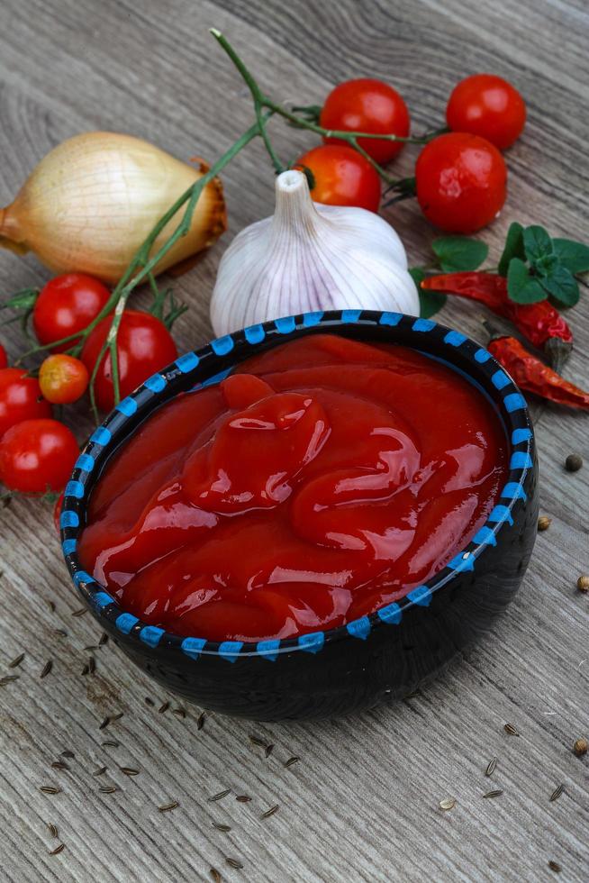 tomat ketchup på trä foto