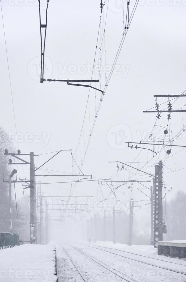 järnväg station i de vinter- snöstorm foto