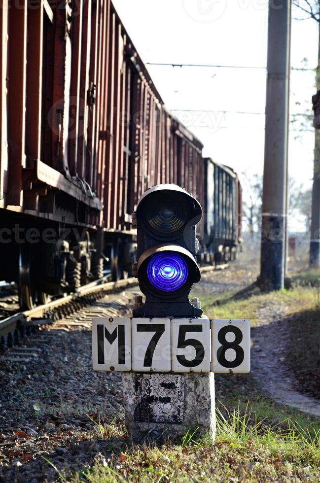 järnväg tecken med de järnväg bakgrund foto
