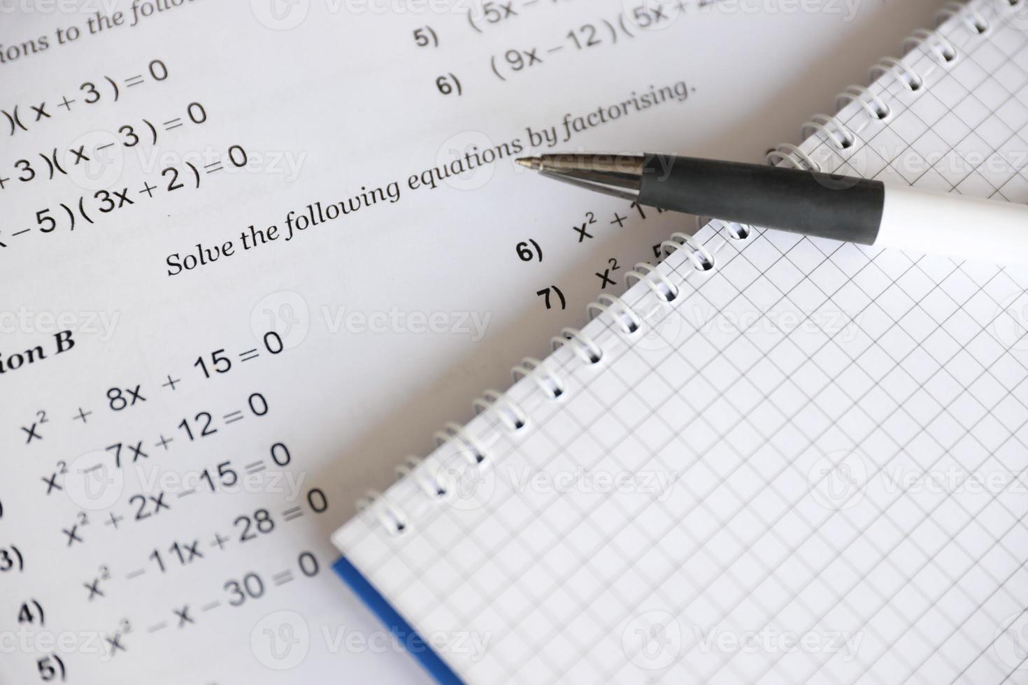 handstil av matematik kvadratisk ekvation på undersökning, öva, frågesport eller testa i matte klass. lösning exponentiell ekvationer begrepp. foto