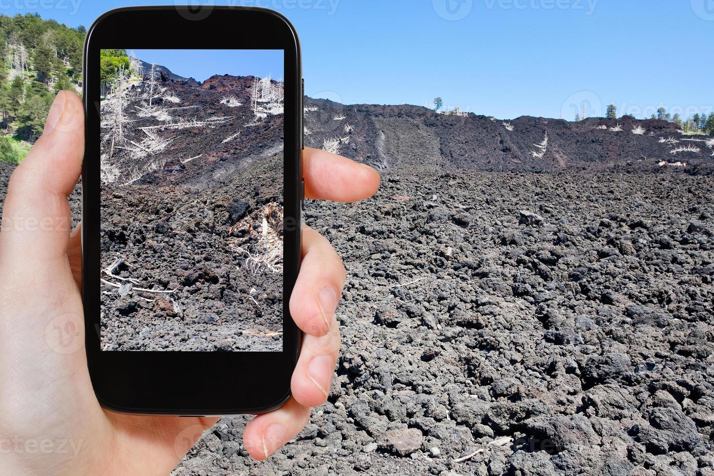 turist tar Foto av lava strömma på backe av etna