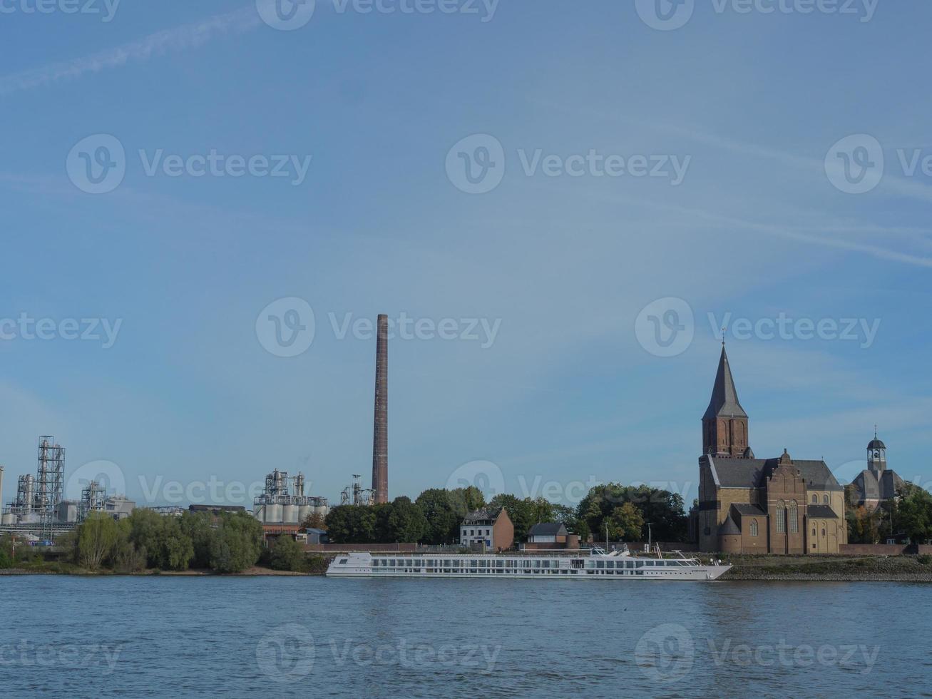 emmerich på de Rhen flod i Tyskland foto