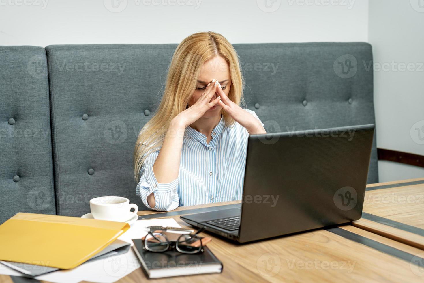 trött företag kvinna på kontor. foto