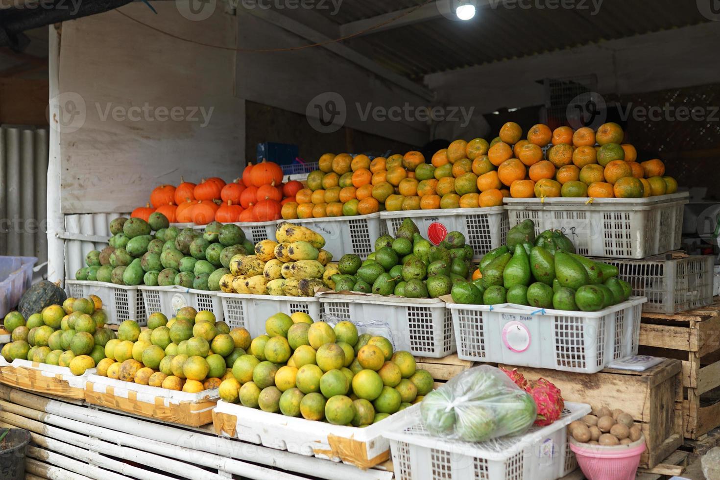 traditionell frukt affär med Allt typer av mängd i de korg. frukt marknadsföra bakgrund foto