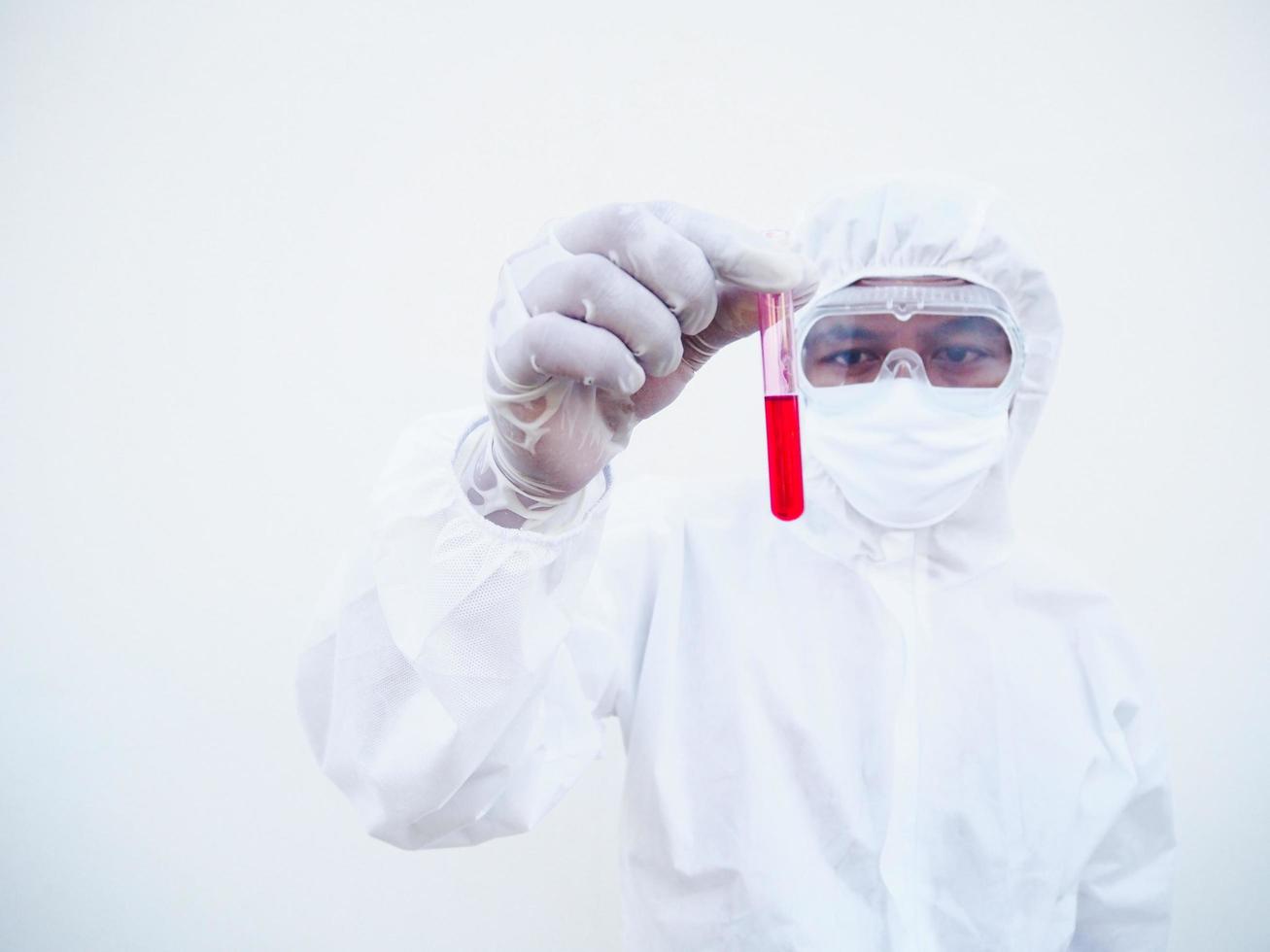 asiatisk läkare eller forskare i ppe svit enhetlig. personlig skyddande Utrustning innehav blod rör testa. coronavirus eller covid-19 begrepp isolerat vit bakgrund foto