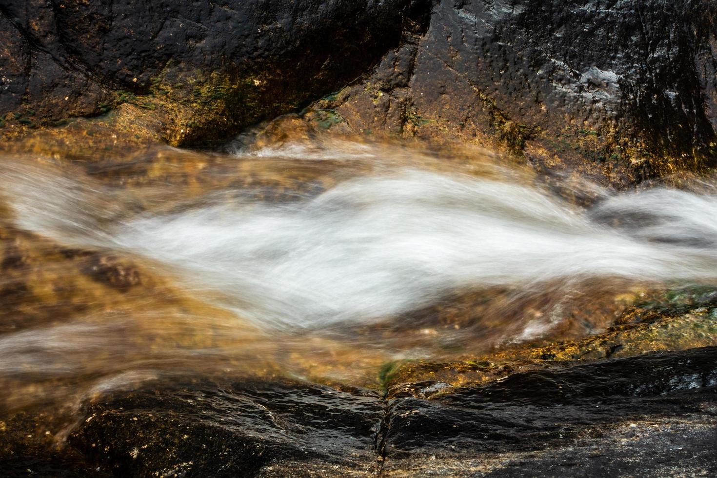 stänga upp av strömmande vatten foto