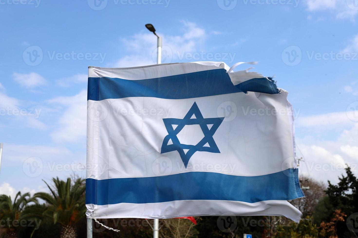 de blå och vit flagga av Israel med de sexuddig stjärna av david. foto