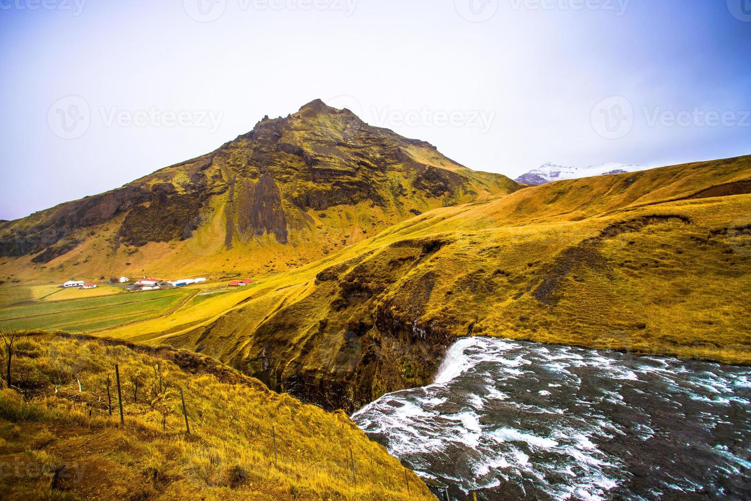 skogafoss, en vattenfall belägen på de skoga flod i de söder av island på de klippor av de före detta kustlinje foto