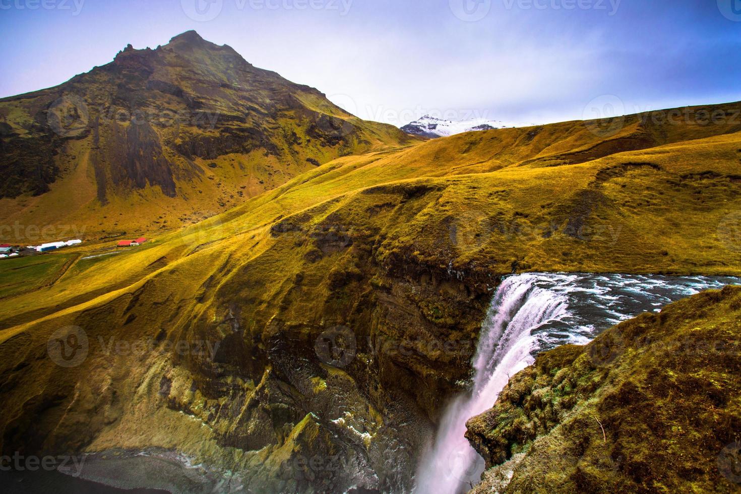 skogafoss, en vattenfall belägen på de skoga flod i de söder av island på de klippor av de före detta kustlinje foto