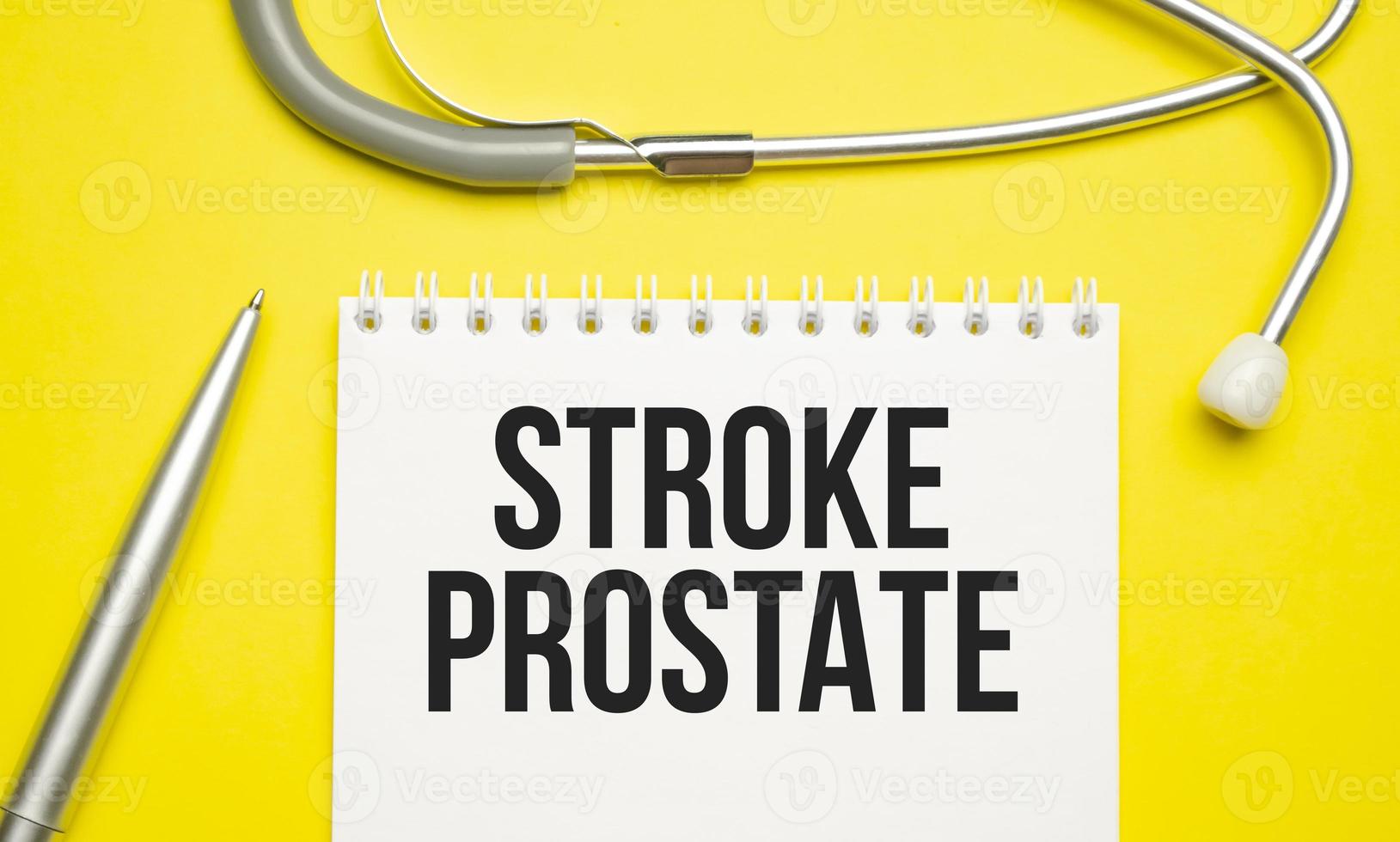 stroke prostata text på de anteckningsbok Nästa till den är en stetoskop foto