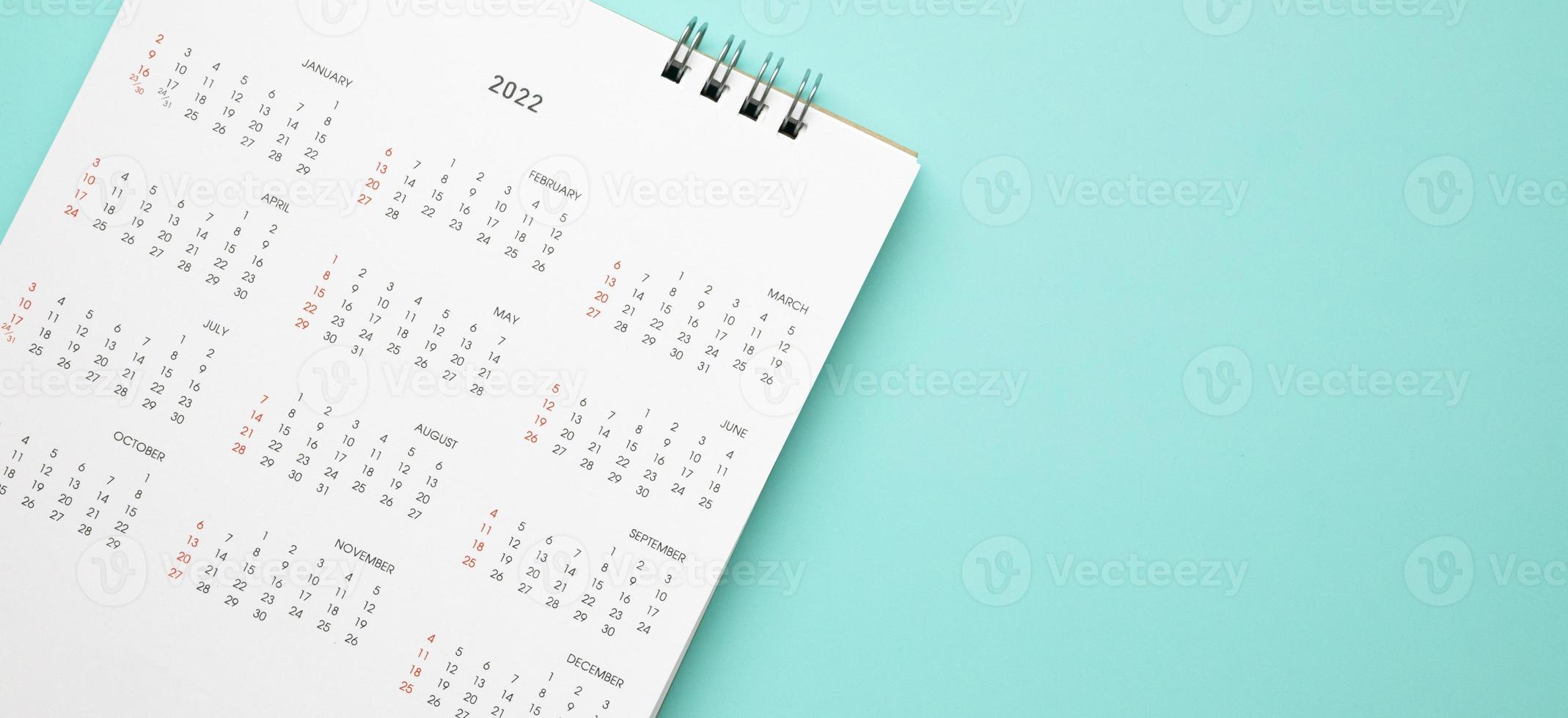 2022 kalender sida på blå bakgrund företag planera utnämning möte begrepp foto