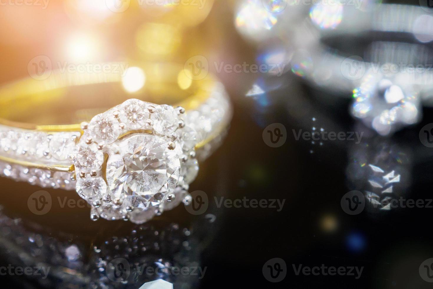 Smycken diamant ringar med reflexion på svart bakgrund foto
