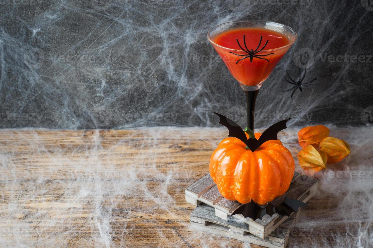 blodig mary cocktail, pumpa med fladdermöss och spindlar för halloween, selektiv fokus kopia Plats foto