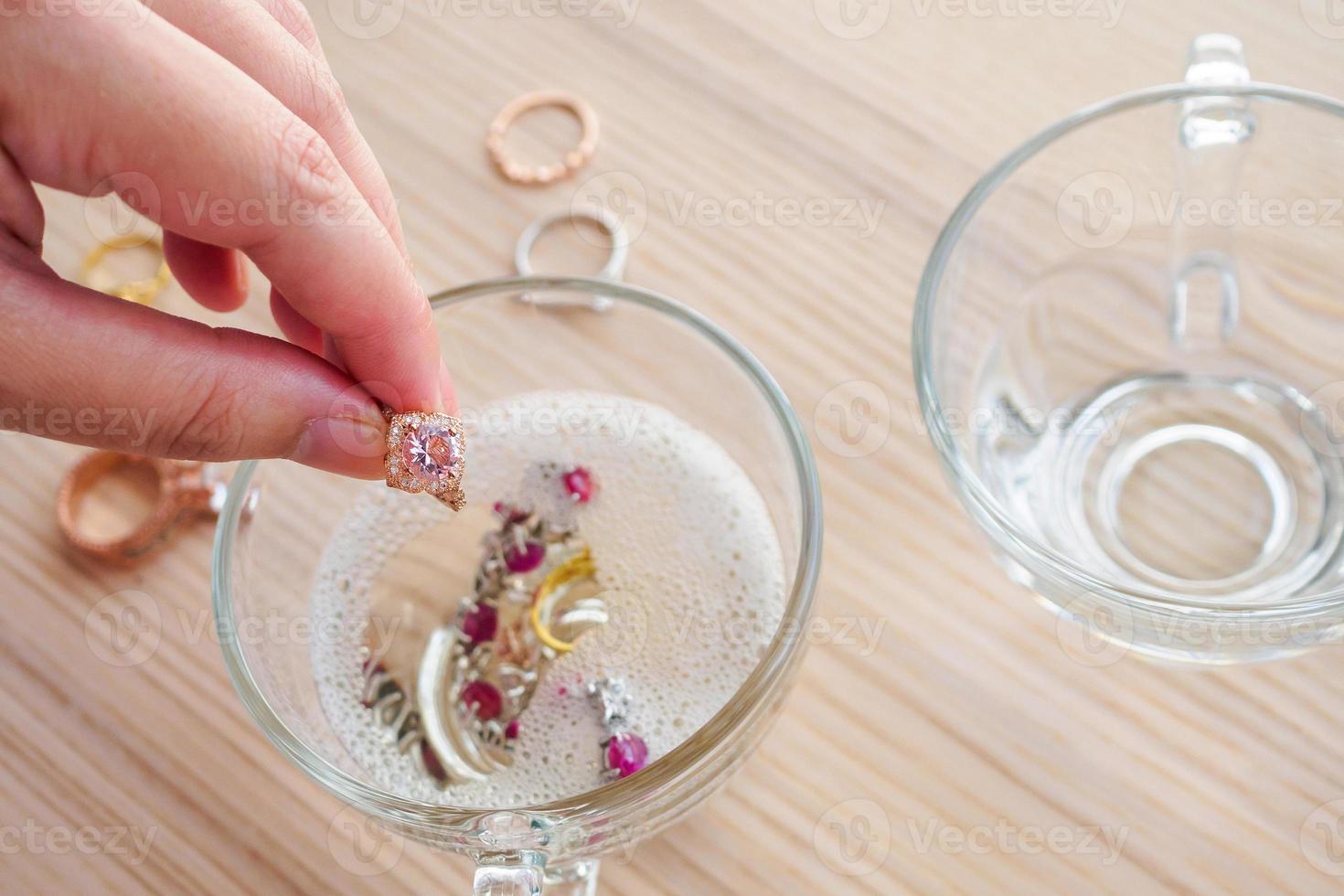 juvelerare hand rengöring årgång Smycken diamant ringa närbild foto
