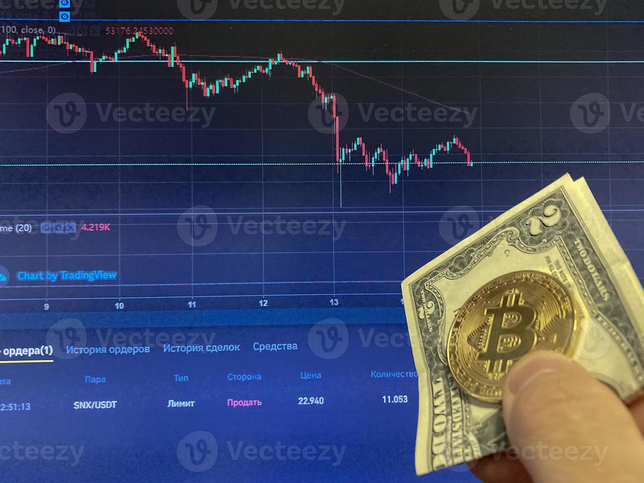 bitcoin mynt på papper räkningen två dollar, USD - suddig bakgrund. de elektronisk schema av bitcoin foto