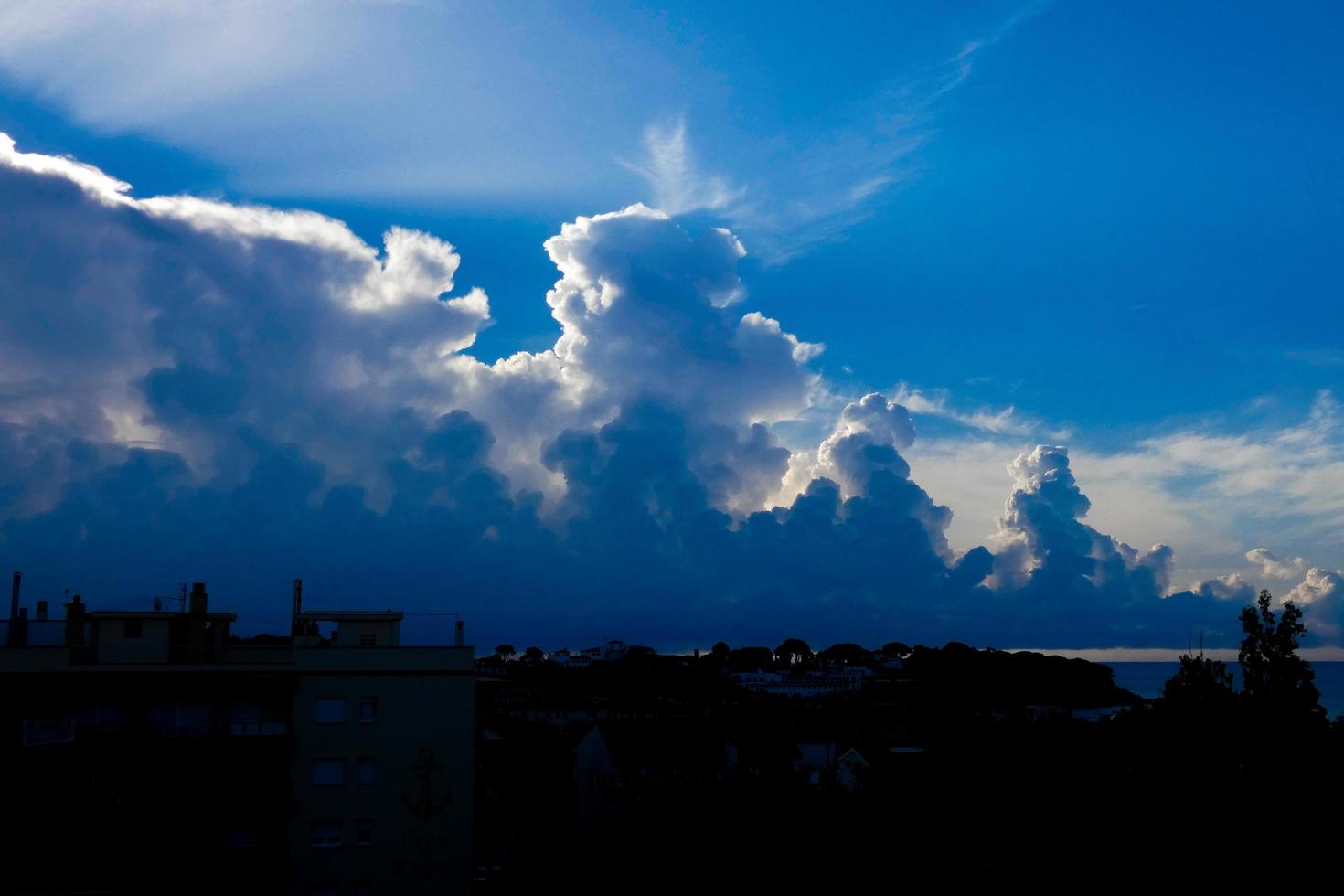 storm moln byggnad upp till dumpa regn foto