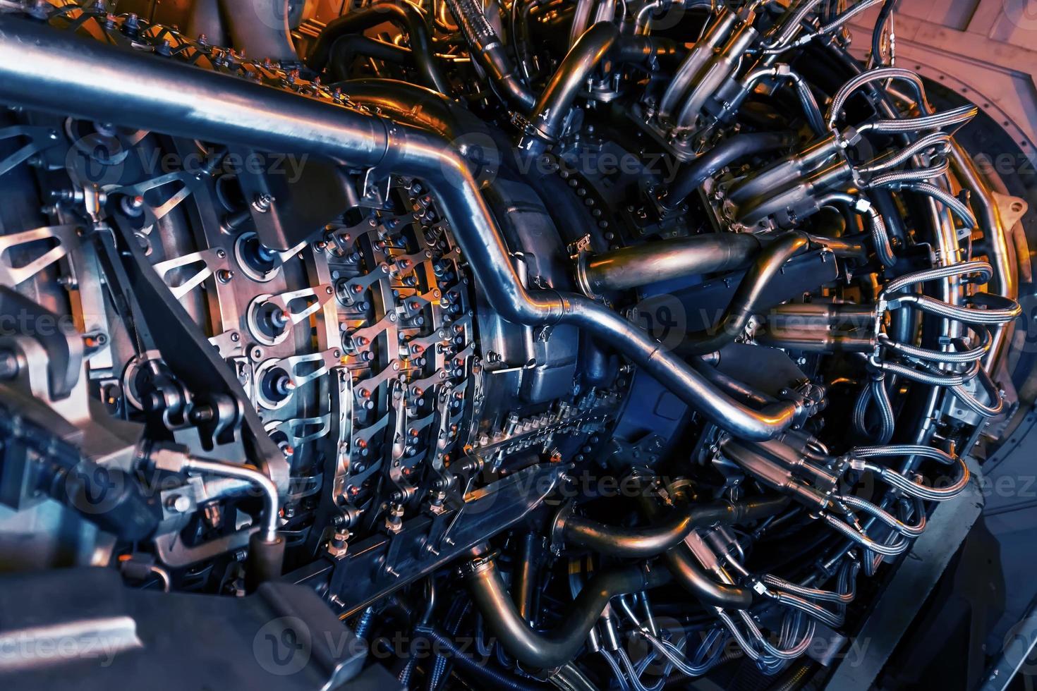 delar av de operativ gas turbin motor av en jet flygplan foto