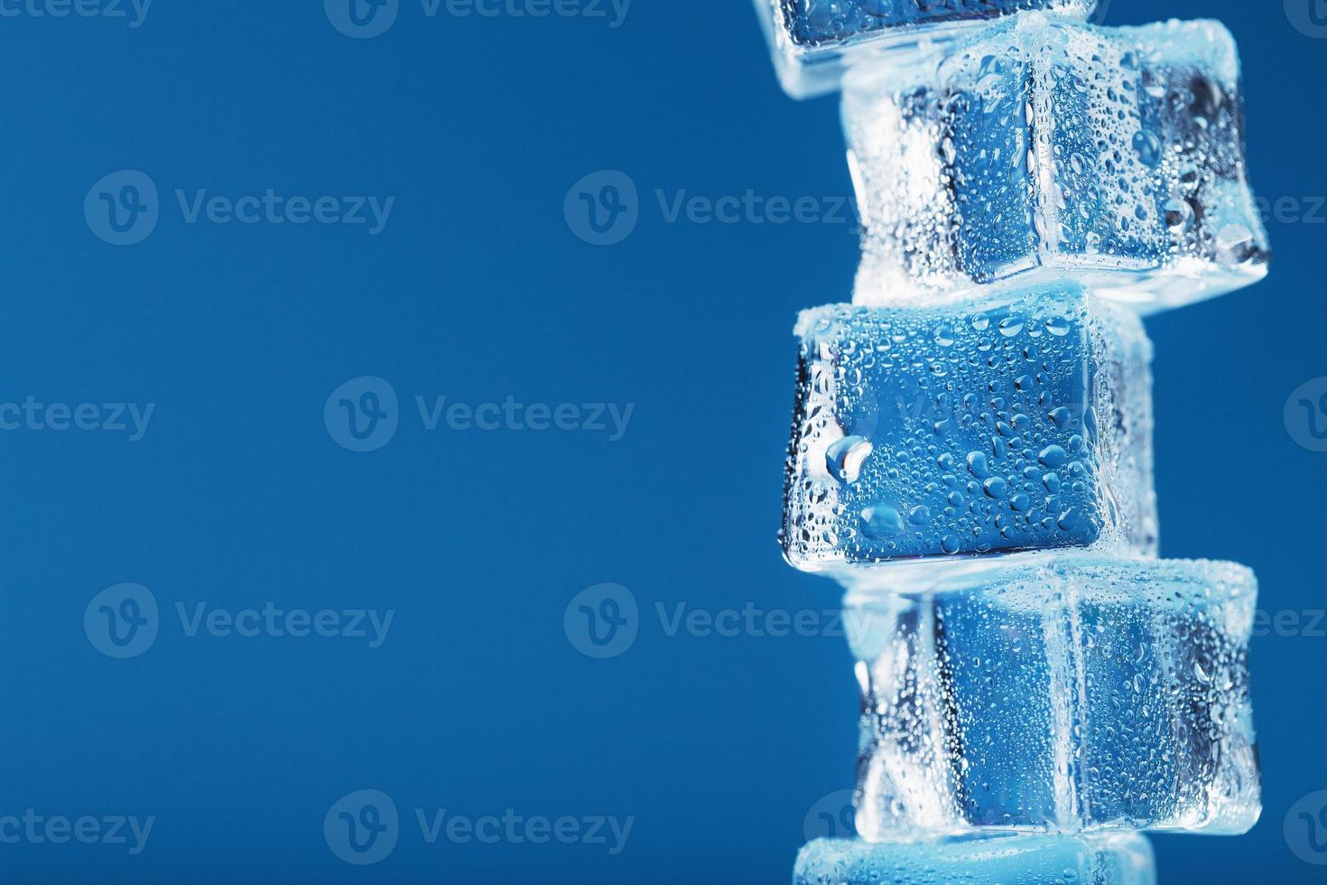 is kuber med vatten droppar torn i en rad på en blå bakgrund. foto