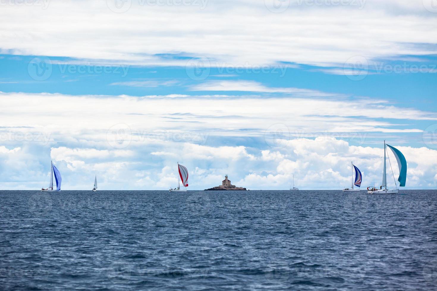 Yacht regatta på de adriatisk hav i blåsigt väder foto