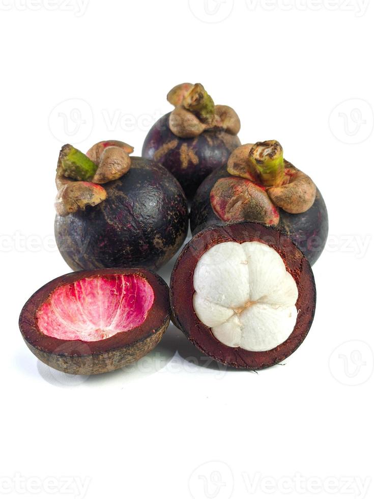mangostan och korsa sektion som visar de tjock lila hud och vit kött av de drottning av frukter, på vit bakgrund foto
