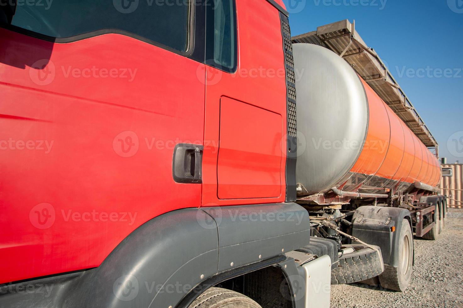 en närbild gas röd tankfartyg lastbil på ett industriell konstruktion webbplats foto