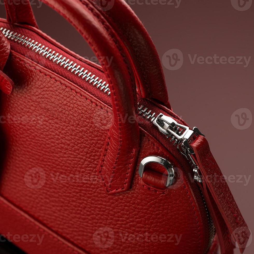 en närbild skott av en lyx röd läder väska foto