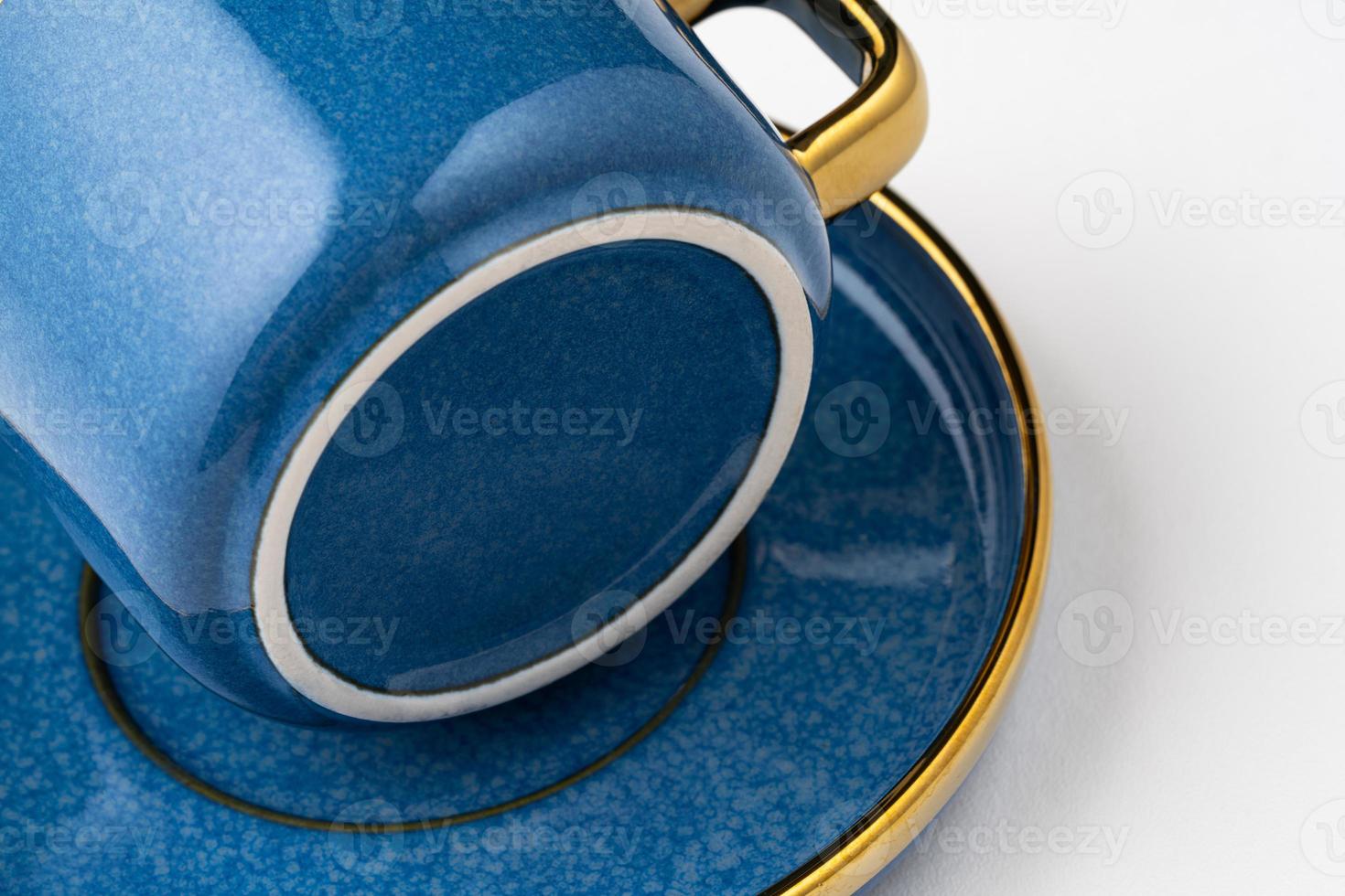 en uppsättning av blå keramisk plattor och kopp på en vit bakgrund foto