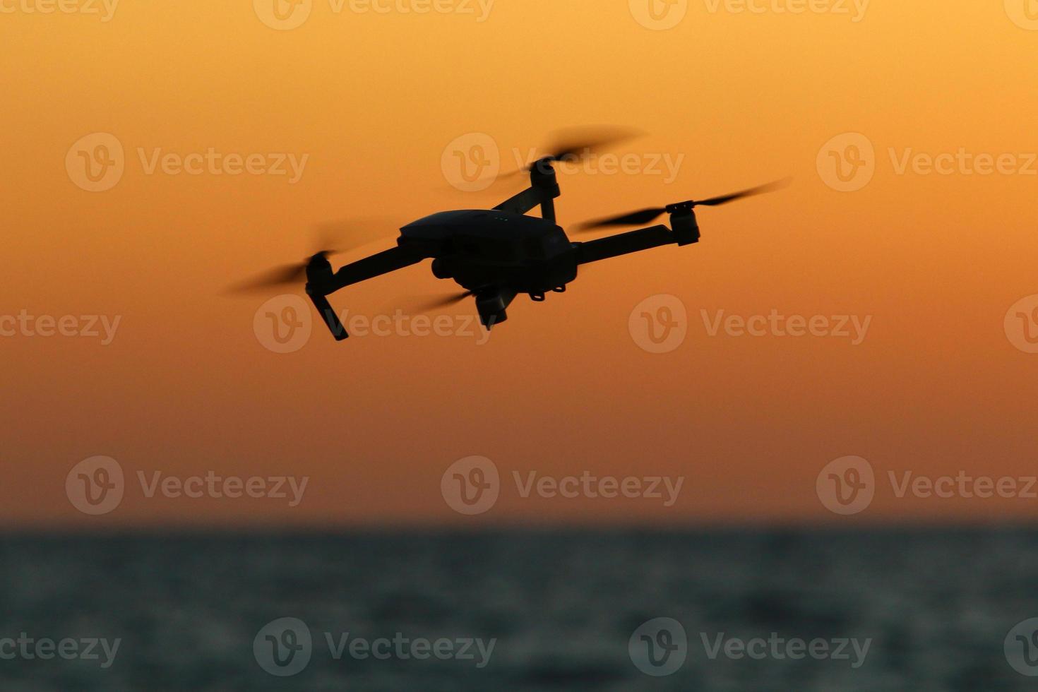 en quadrocopter med en Foto kamera flugor över de hav.