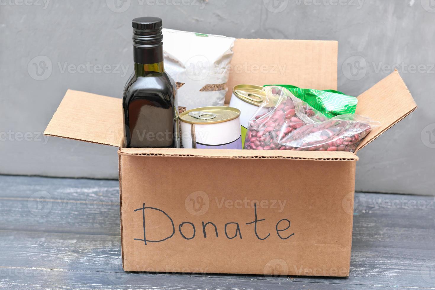 livsmedel för donation. olika mat, pasta, matlagning olja och konserverad mat i kartong låda. välgörenhet mat Bank foto