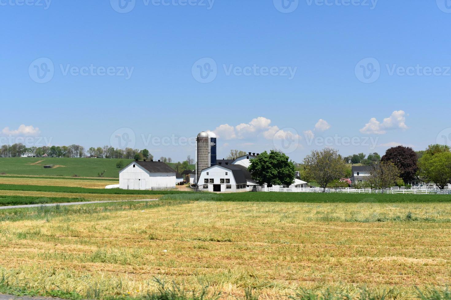 lador, silos och betesmarker på en Pennsylvania bruka foto
